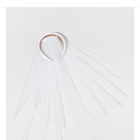 Francesca’s Bride Headband with Detachable Veil - Picture 2 of 5